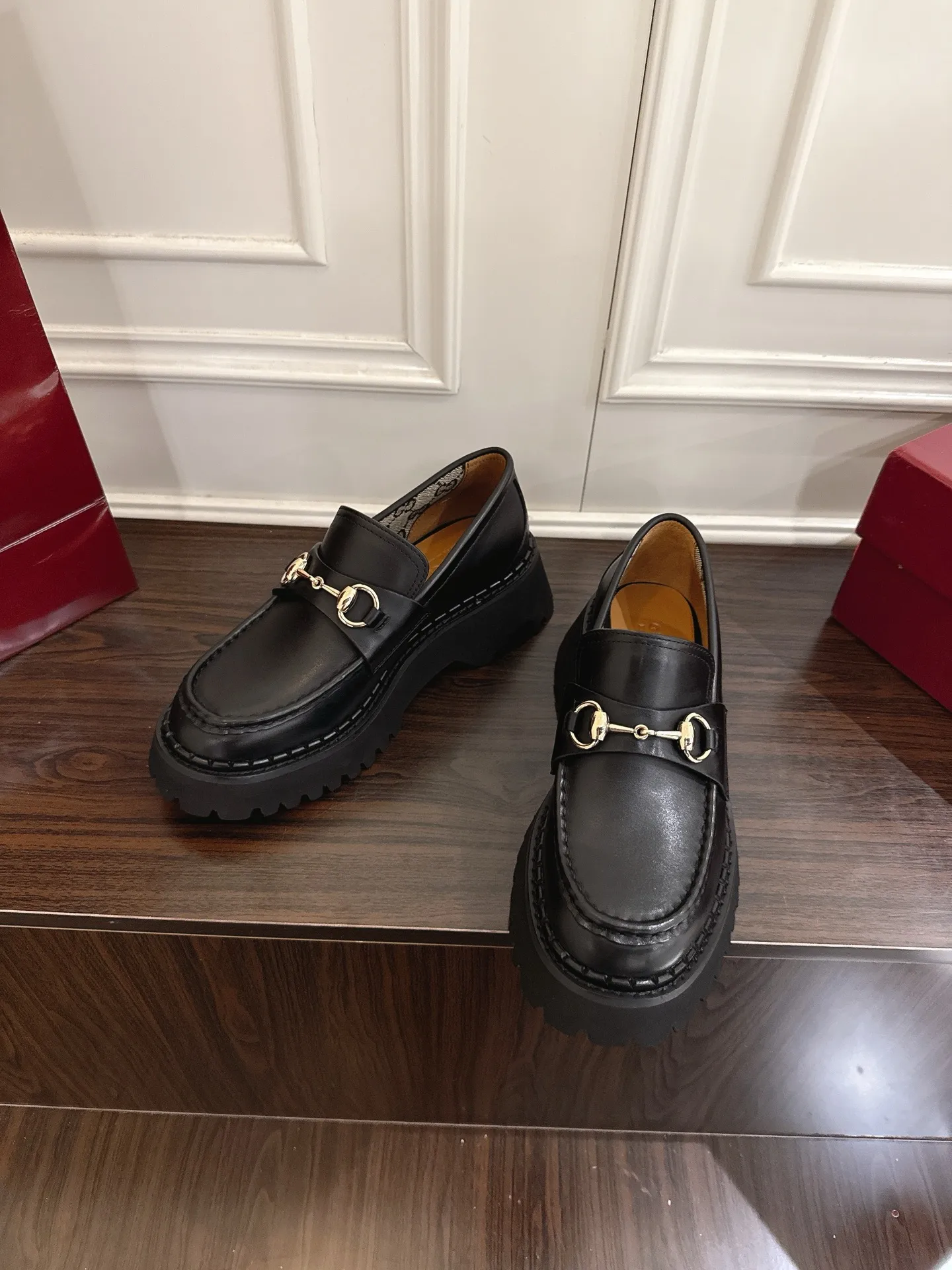 👟👟Ex-factory price 560👟👟 Gucci loafers with horsebit groove soles. As a tribute to the brand's equestrian roots, the horsebit has gone through years of baptism, integrating its rich historical heritage and modern fashion into one. Cowhide surface, sole thickness 5cm, size: 35-42# 39-46#